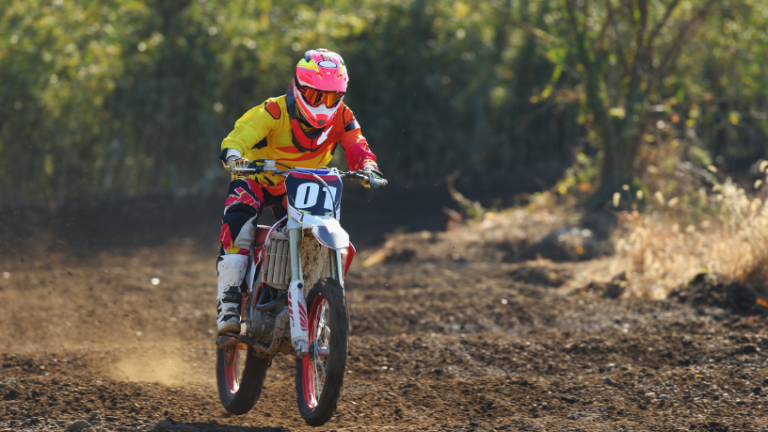Teciomar Ábila revela as 10 motos mais radicais de 2025 para quem busca adrenalina e aventura sobre duas rodas.