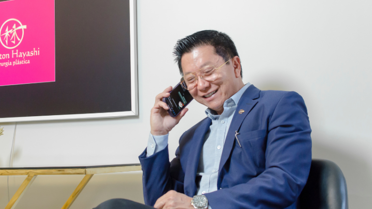 Cirurgia plástica exige tomada de decisão consciente em um cenário de excesso de informação, orienta Milton Seigi Hayashi.