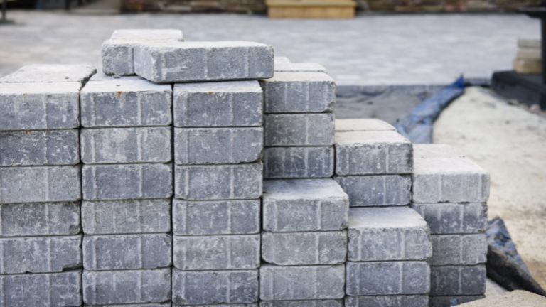 Vantagens técnicas dos pisos intertravados para projetos de infraestrutura Valderci Malagosini Machado destaca as vantagens técnicas dos pisos intertravados em projetos de infraestrutura duráveis e eficientes.