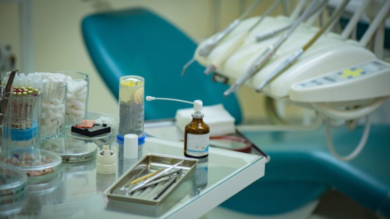 Dentista é alvo de denúncias após casos de paralisia facial em pacientes: riscos, responsabilidade e impacto na odontologia estética