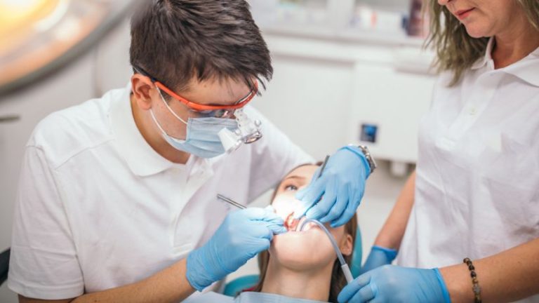 Água com gás faz mal para os dentes? Entenda os riscos reais e como proteger o sorriso no dia a dia