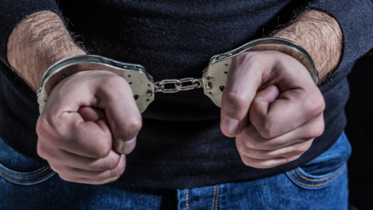 Dentista preso por cárcere privado e tatuagens forçadas: abuso psicológico e violência extrema revelam dinâmica de controle em relacionamentos abusivos