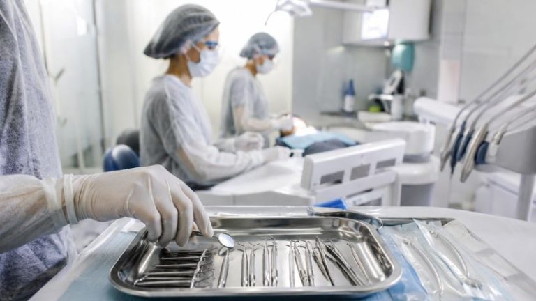 Falhas sanitárias em clínicas odontológicas acendem alerta global sobre segurança e saúde pública