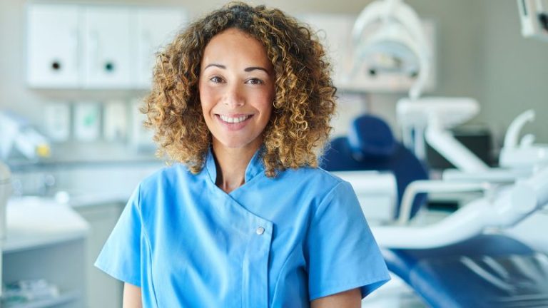 Brasil amplia número de dentistas e reforça debate sobre acesso à saúde bucal de qualidade