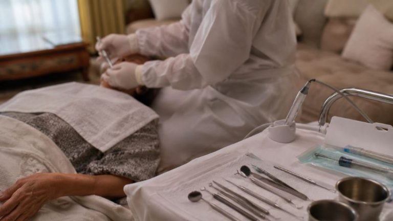 Dentista em Casa: O Crescimento do Atendimento Odontológico Domiciliar no Cenário do Envelhecimento Populacional Dentista em Casa: O Crescimento do Atendimento Odontológico Domiciliar no Cenário do Envelhecimento Populacional
