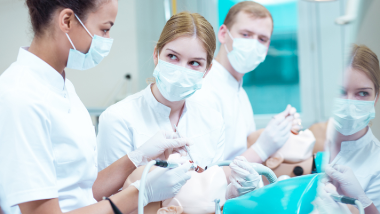 Cirurgia estética feita por dentista: entenda a polêmica resolução do CFO que dividiu a Odontologia e a Medicina