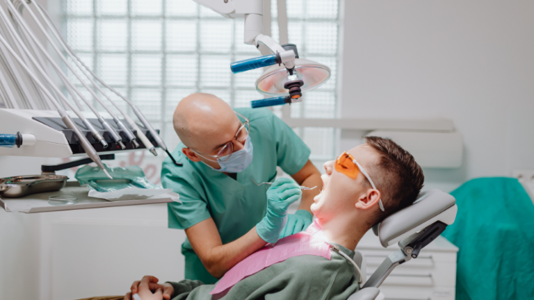 Julho Verde: por que o dentista é peça-chave na detecção precoce do câncer de boca