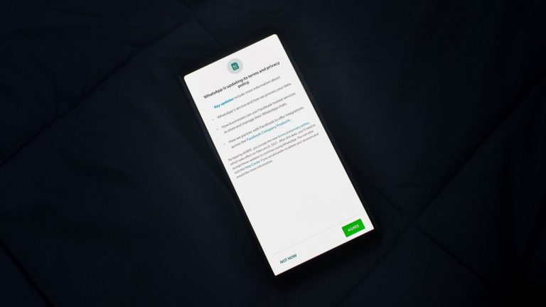 Tela de smartphone exibindo uma atualização de política de privacidade para aceitação do usuário