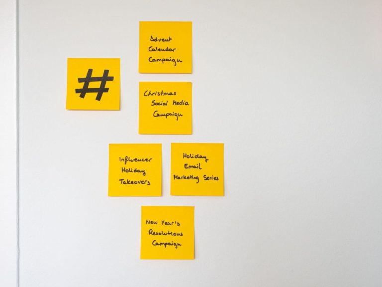 Post-its amarelos organizados em uma parede para planejar estratégias de marketing de fim de ano