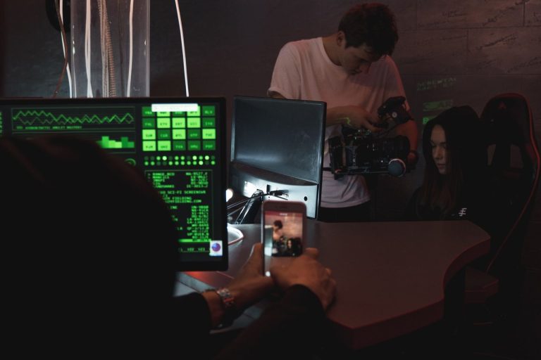 Regulamentação dos jogos eletrônicos define nova etapa para empresas e desenvolvedores no Brasil Equipe trabalhando em um estúdio tecnológico com monitores e equipamentos