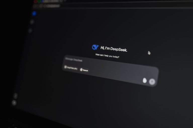 ChatGPT terá acesso ampliado em órgãos públicos dos Estados Unidos Tela de computador exibe uma interface de conversa com um assistente de inteligência artificial.